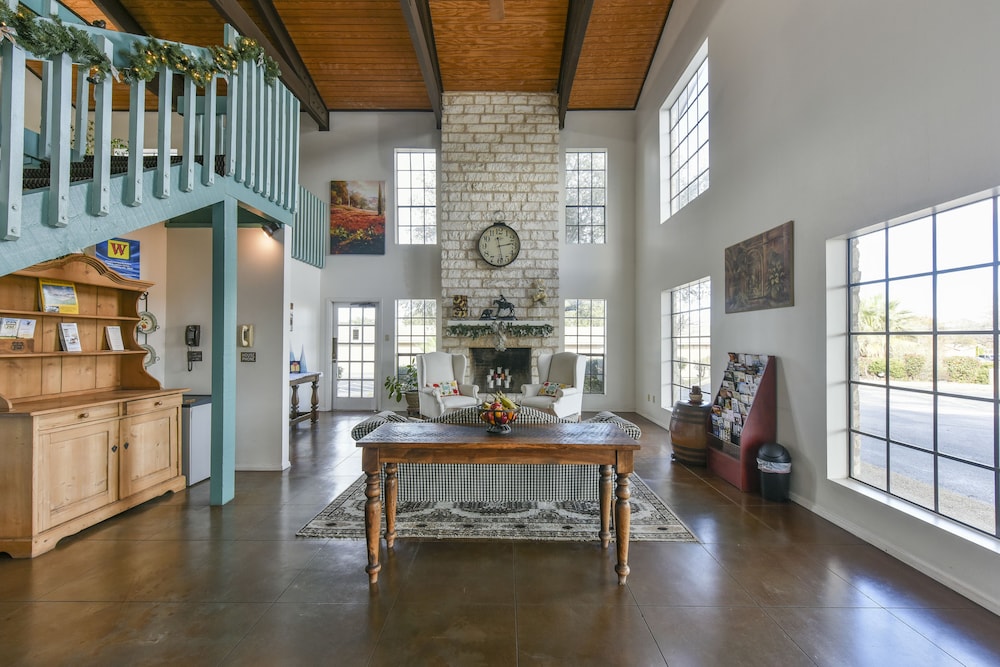 Windcrest Inn and Suites - photo 2