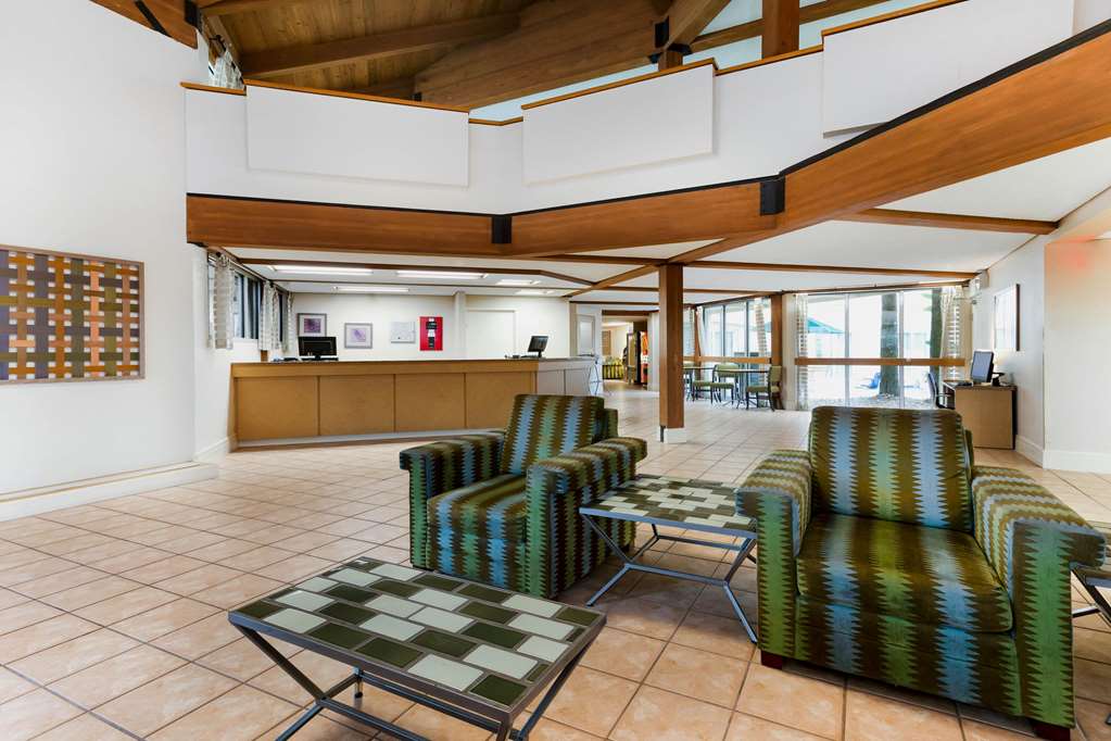 La Quinta Inn & Suites by Wyndham St. Pete Clearwater Airpt - photo 10