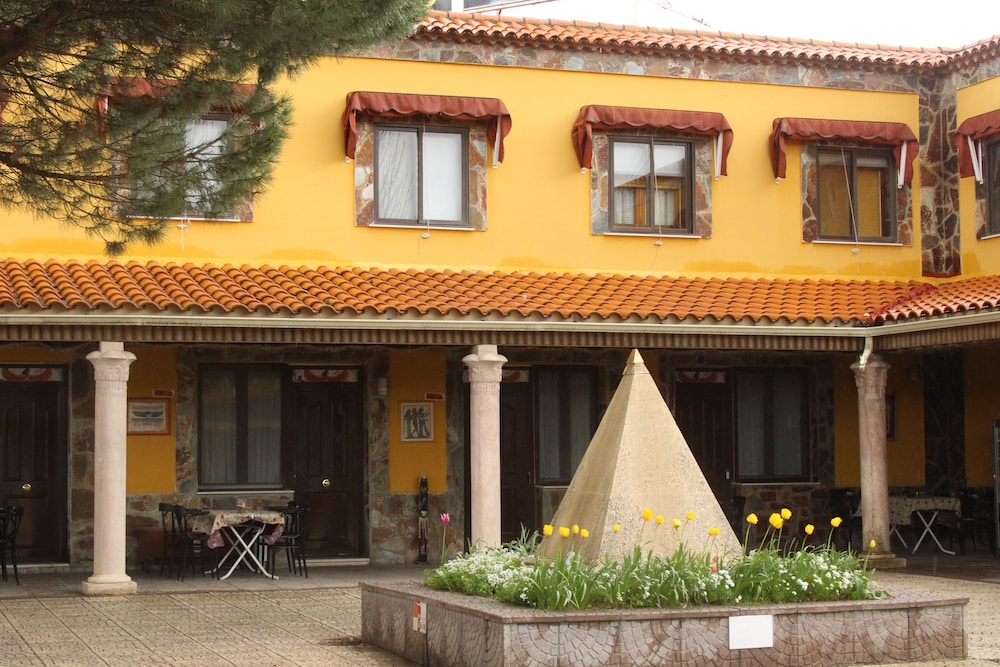 Isis de Cuenca Alojamiento Superior especial para Moteros — 4-Star Luxury Hotel in Cuenca, Spain