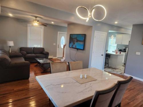 Newly updated 3 bedrooms luxury house — 4-Star Luxury Hotel in Worcester, United States