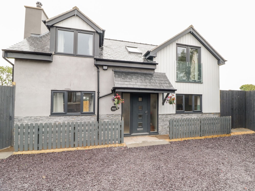 Hunters Cottage — 4-Star Luxury Hotel in Benllech, United Kingdom