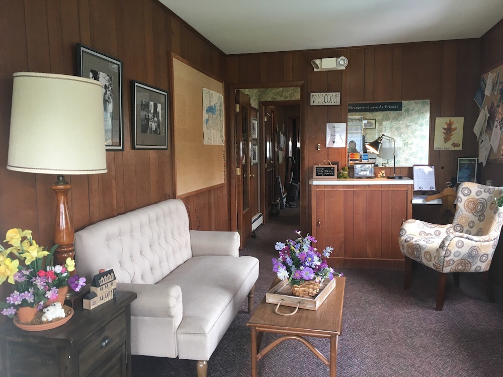 The Colonial Motel - photo 2