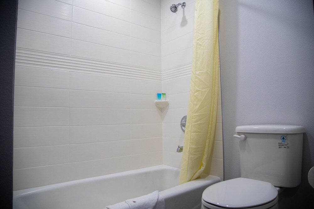 Econo Lodge Pico Rivera - photo 16