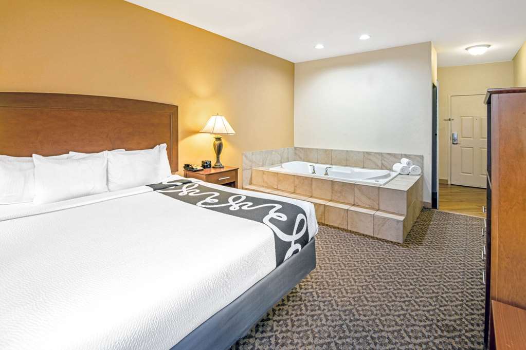 La Quinta Inn & Suites by Wyndham Lawton Fort Sill - photo 31