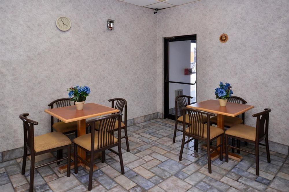 Americas Best Value Inn Walcott Davenport - photo 12