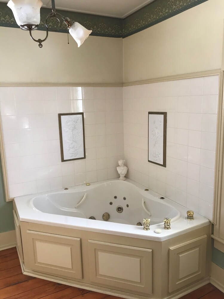 Iron Amethyst Inn Boutique Hotel - photo 22