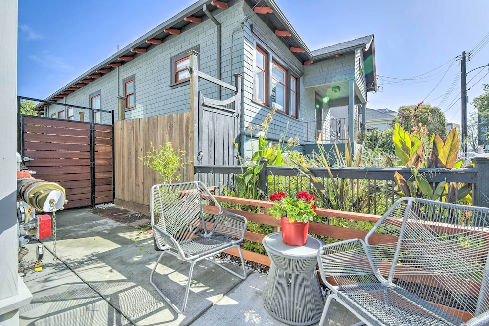 Sunny Oakland Retreat w Patio & Cute Garden in Oakland, United States