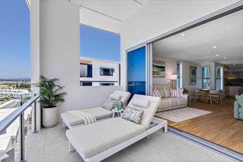 Azzure Bokarina Penthouse Brand New Ocean View Resort Style Pool Steam Room — hotel in Bokarina