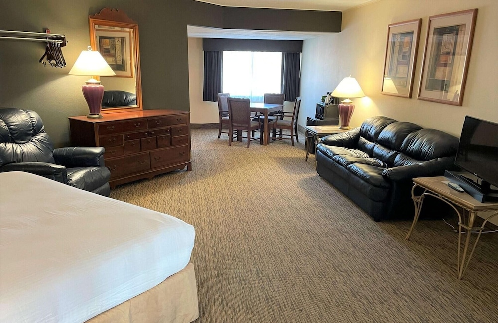 Crossroads Hotel and Event Center - photo 7