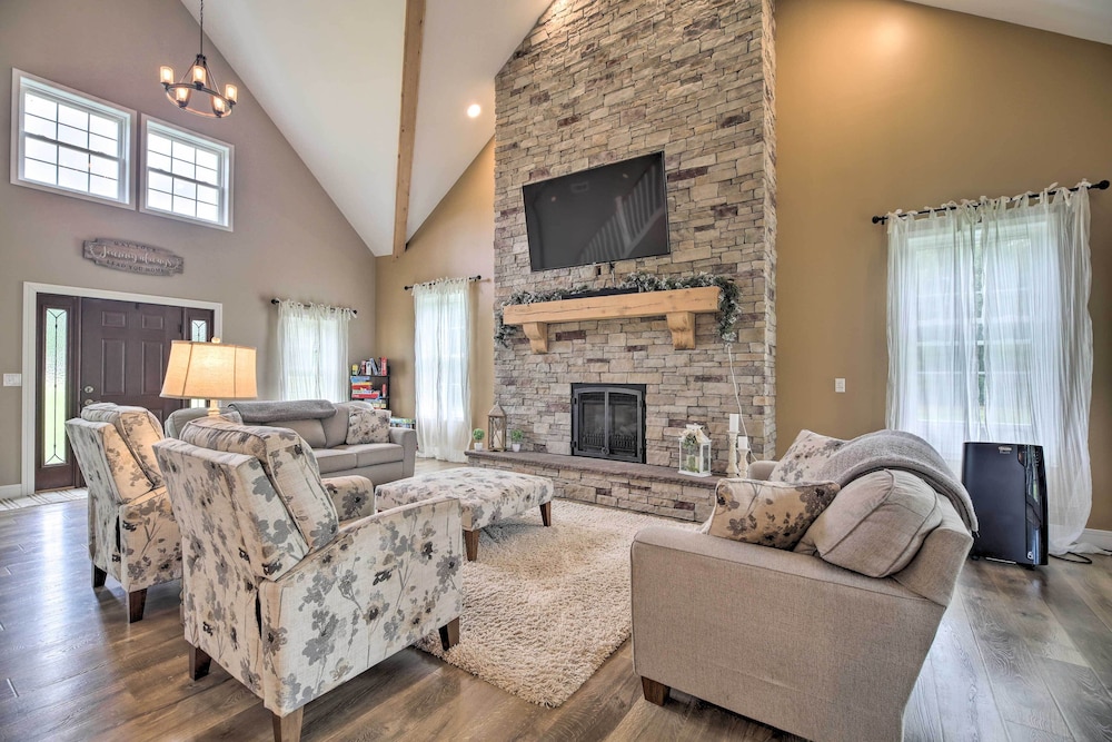 Upstate Hideaway with Hot Tub 13 Mi to Malone — hotel in Owls Head