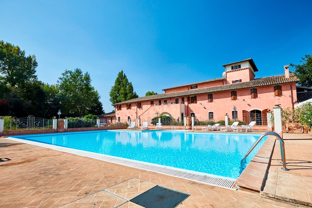 Agriturismo Il Molino Antico — 4-Star Luxury Hotel in Spoleto, Italy