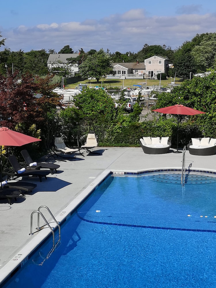 Baywatch Hotel & Marina - photo 9