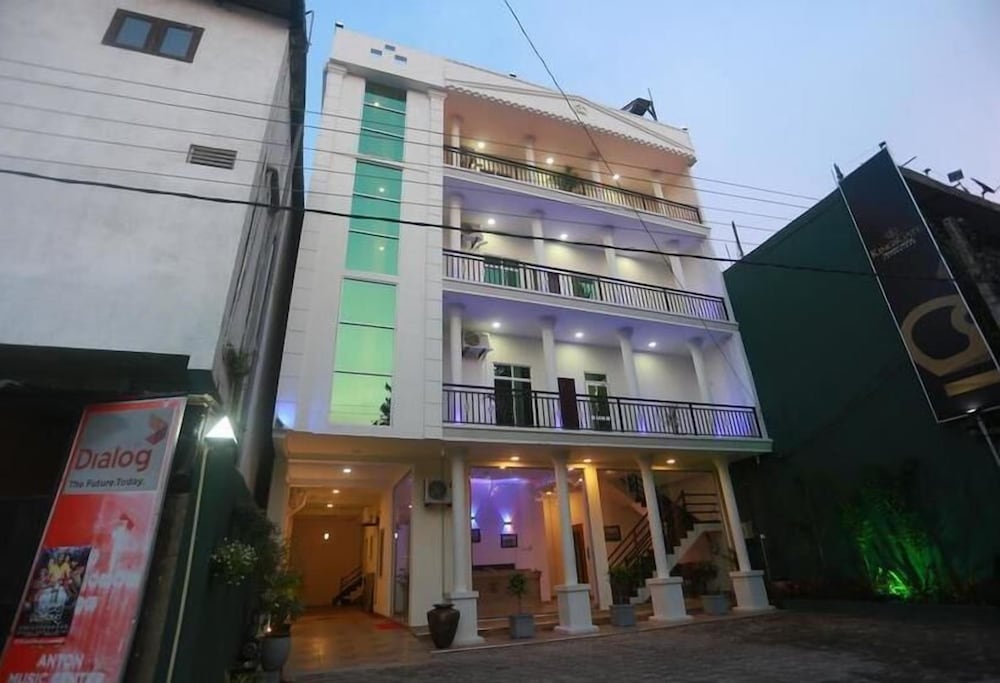 Kings Gate Airport Transit Hotel in Katunayaka, Sri Lanka