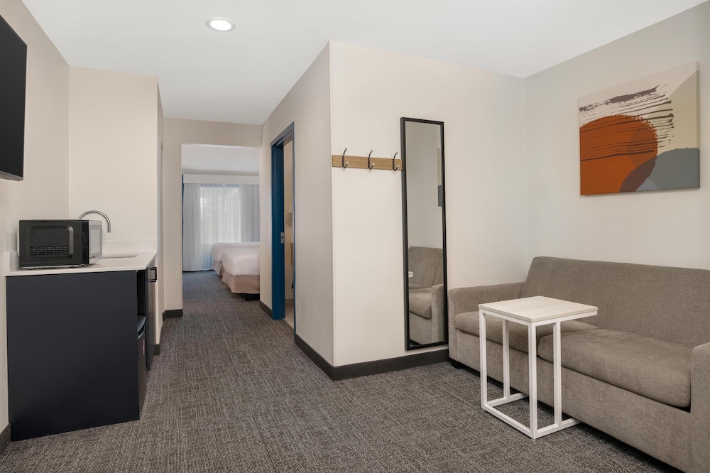 Spark by Hilton Rahway - photo 43