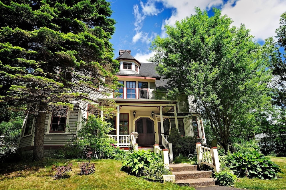 The Elmwood Heritage Inn — 4-Star Luxury Hotel in Charlottetown, Canada