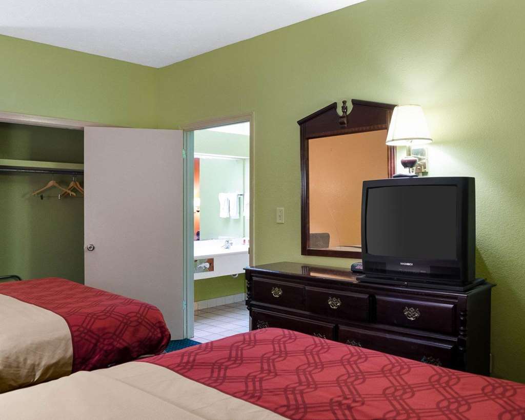 Econo Lodge Canton I 55 - photo 9