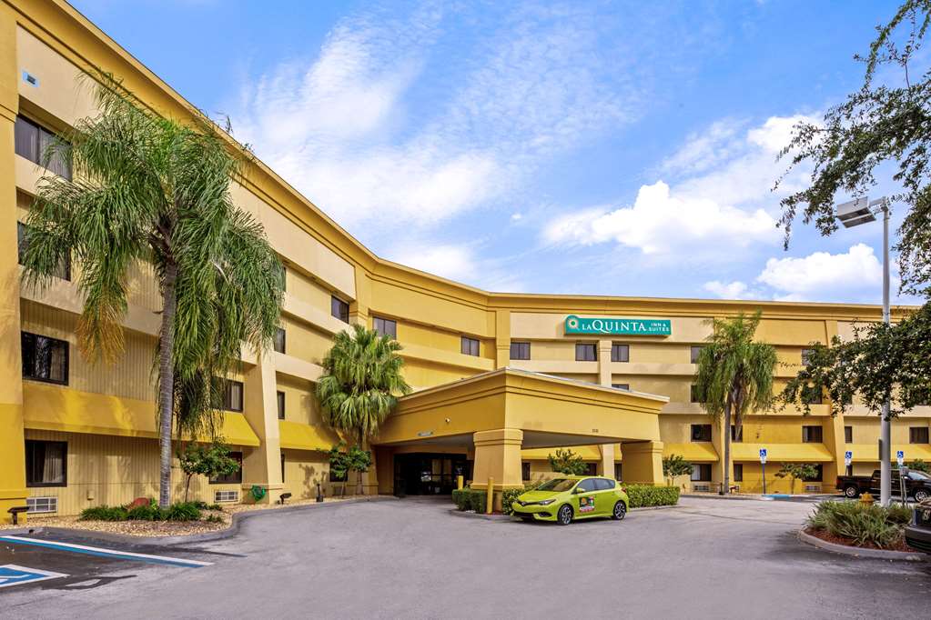 La Quinta Inn & Suites by Wyndham Miami Airport East - photo 4