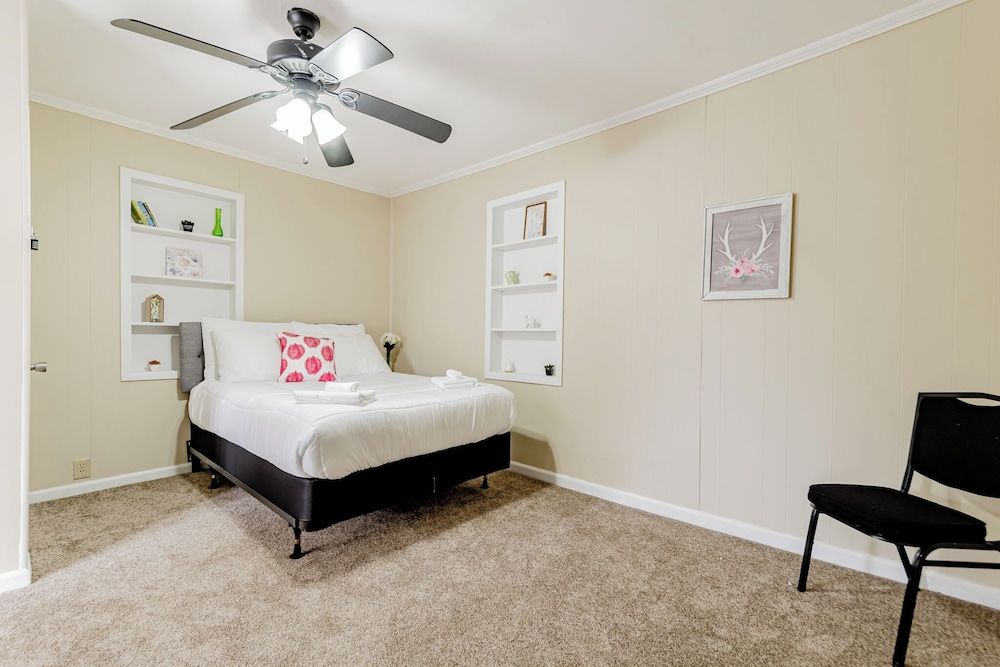 Adorable on Taylor Both Units — hotel in West Columbia