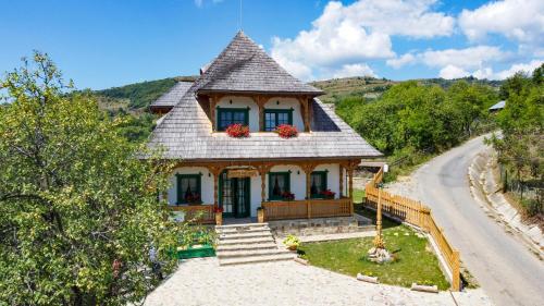 Căsuța din Deal — hotel in Moisei
