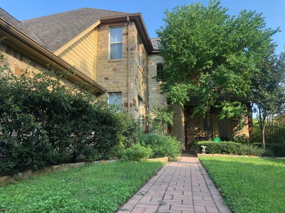 Austin Charm Home by The Key Rentals — 4-Star Luxury Hotel in Austin, United States