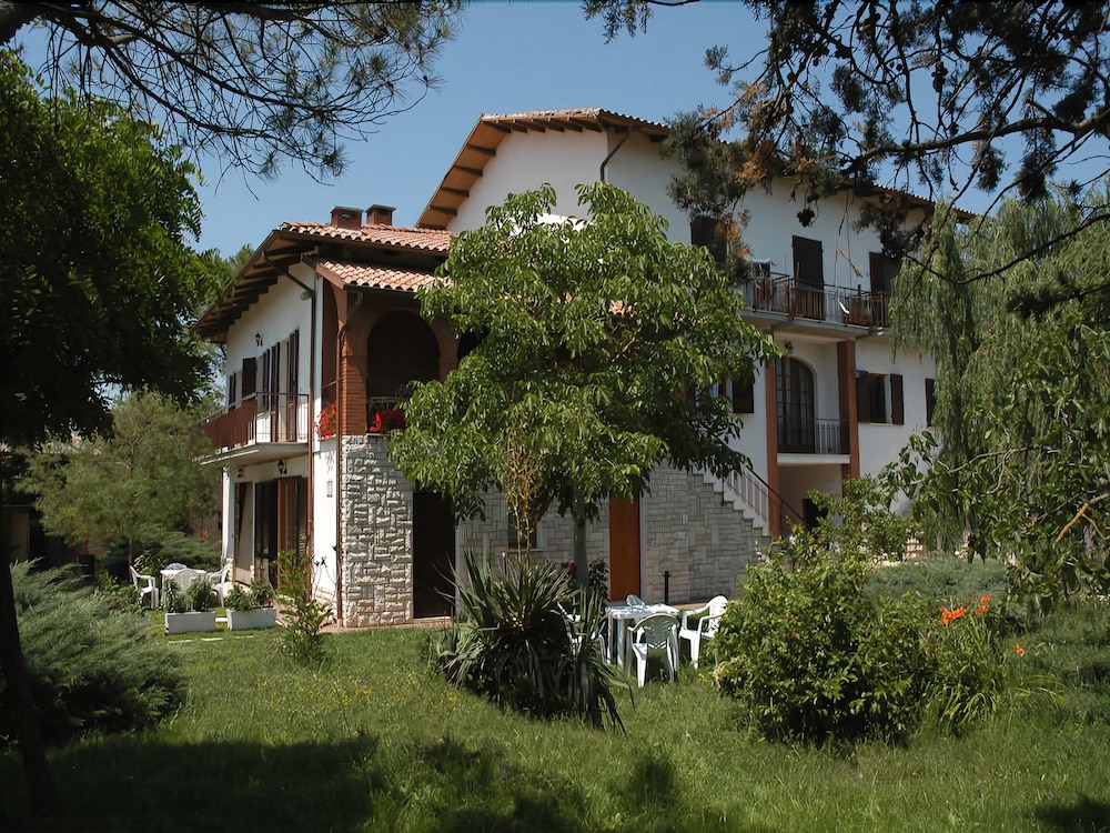 Agriturismo Le Rose — 4-Star Luxury Hotel in Castiglione Del Lago, Italy