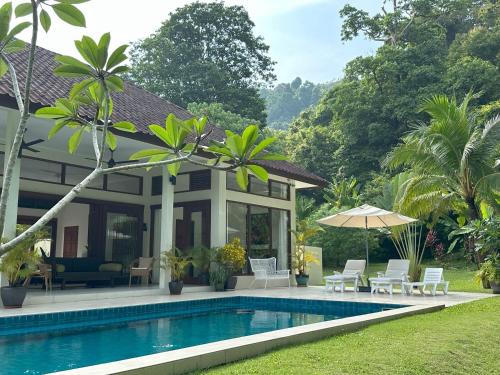 Villa Meranti Spacious Private Pool Villa — 4-Star Luxury Hotel in Pantai Cenang, Malaysia