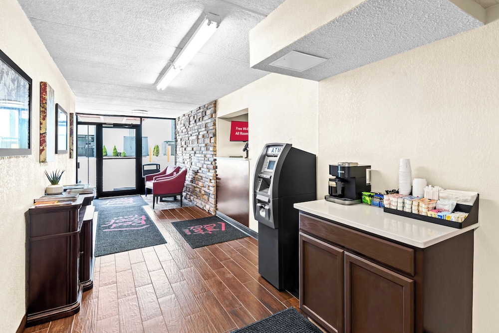 Red Roof Inn Cortland - photo 4