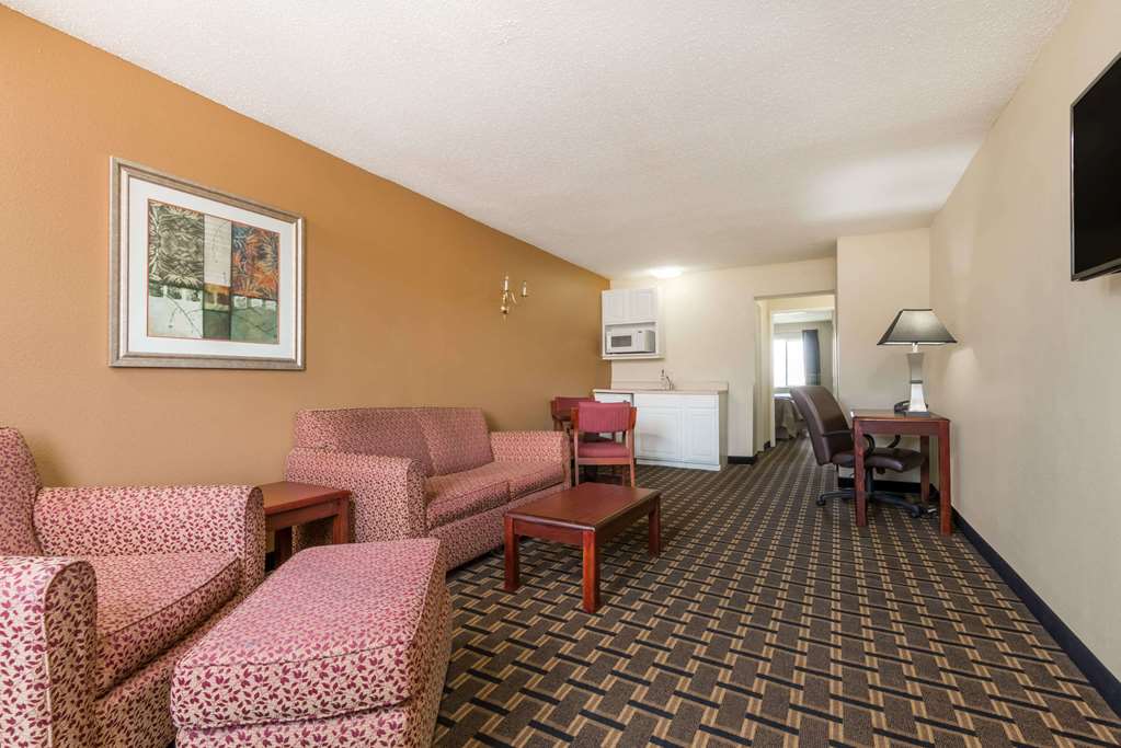 Super 8 by Wyndham Indianapolis NE Castleton Area - photo 13