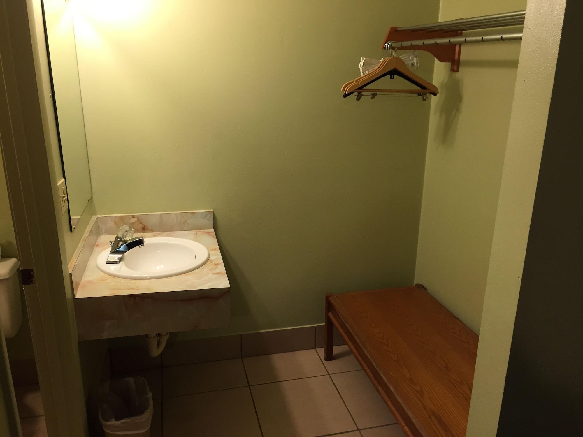 Sebring Inn - photo 28