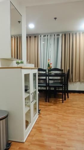 Modern Condo for 6 with Kitchen Wi Fi & Netflix Near MRT Boni — 4-Star Luxury Hotel in Manila, Philippines