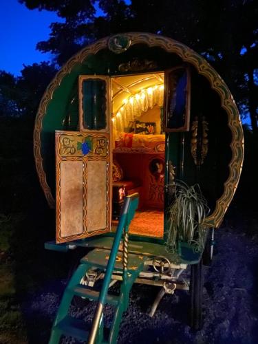 Gypsy Caravan Glamping - last minute hotel in Unknown City