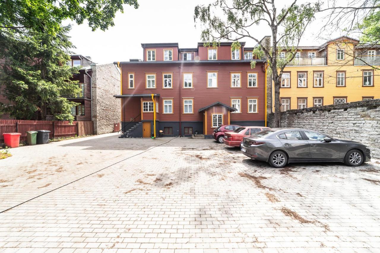 Peaceful studio with desk & free parking near city center