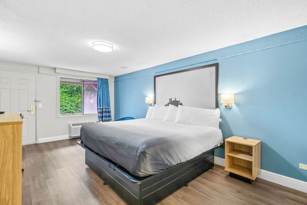 Super 8 by Wyndham Lantana West Palm Beach in Lantana, United States