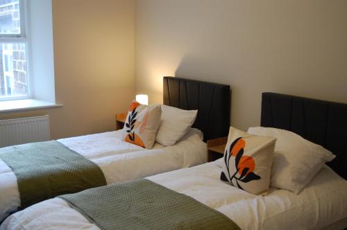 F1 Team Flat 4 Separate Beds Van Parking & 1GB WiFi