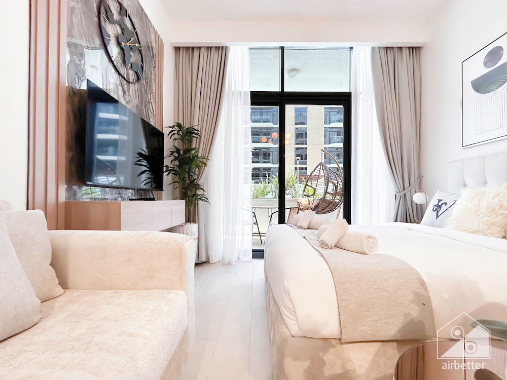 Charming Studio with Balcony in Azizi Riviera — 4-Star Luxury Hotel in Dubai, United Arab Emirates