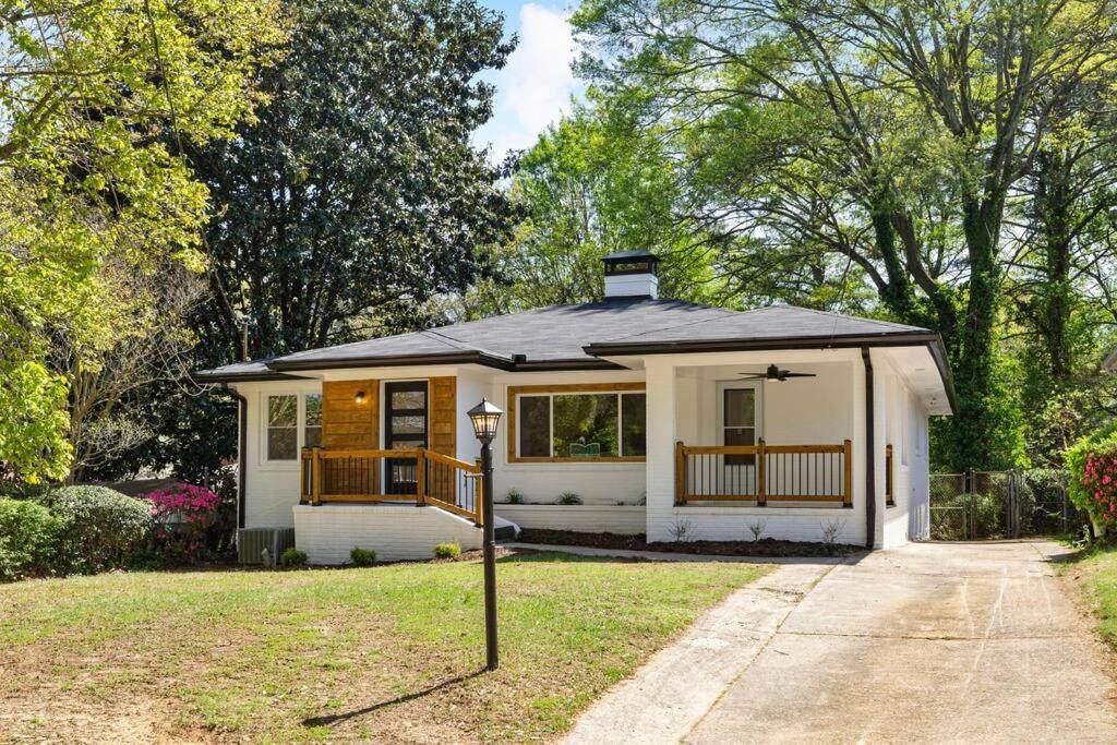 Southern Comfort Renovated Relaxing Ready Minutes From Downtown And Mercedes Benz Stadium