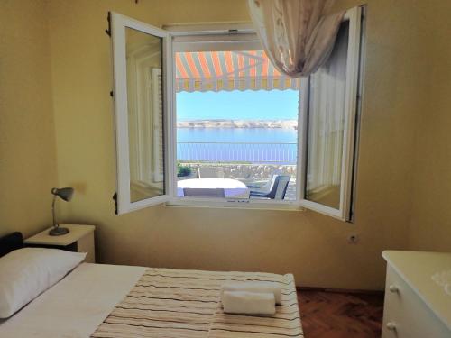 Apartment Jela at the seafront — 4-Star Luxury Hotel in Karlobag, Croatia