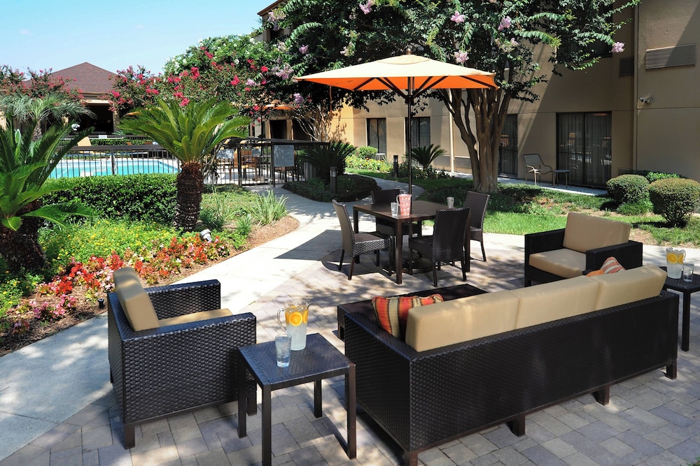Courtyard by Marriott Houston Hobby Airport — hotel near William P. Hobby Airport