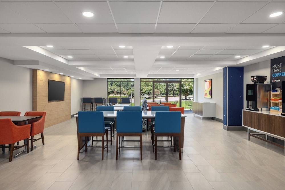 Holiday Inn Express Fayetteville Fort Bragg by IHG - photo 30