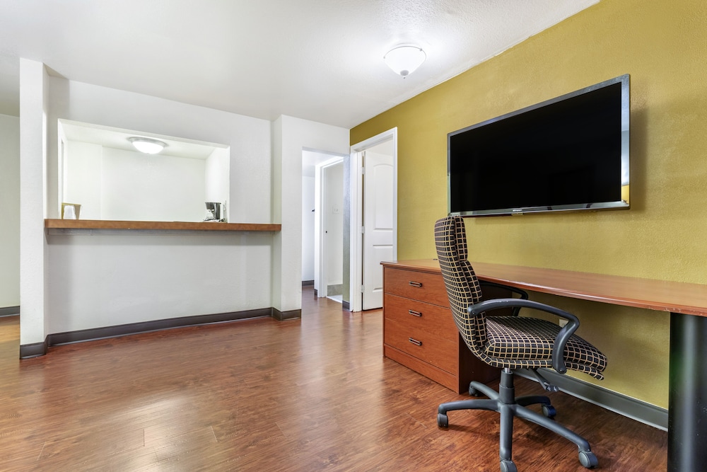 Rose City Inn & Suites - photo 18