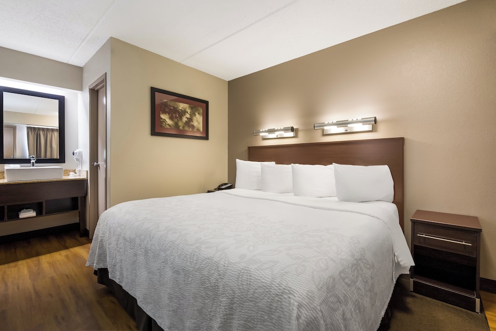 Red Roof Inn PLUS Nashville Airport - photo 4