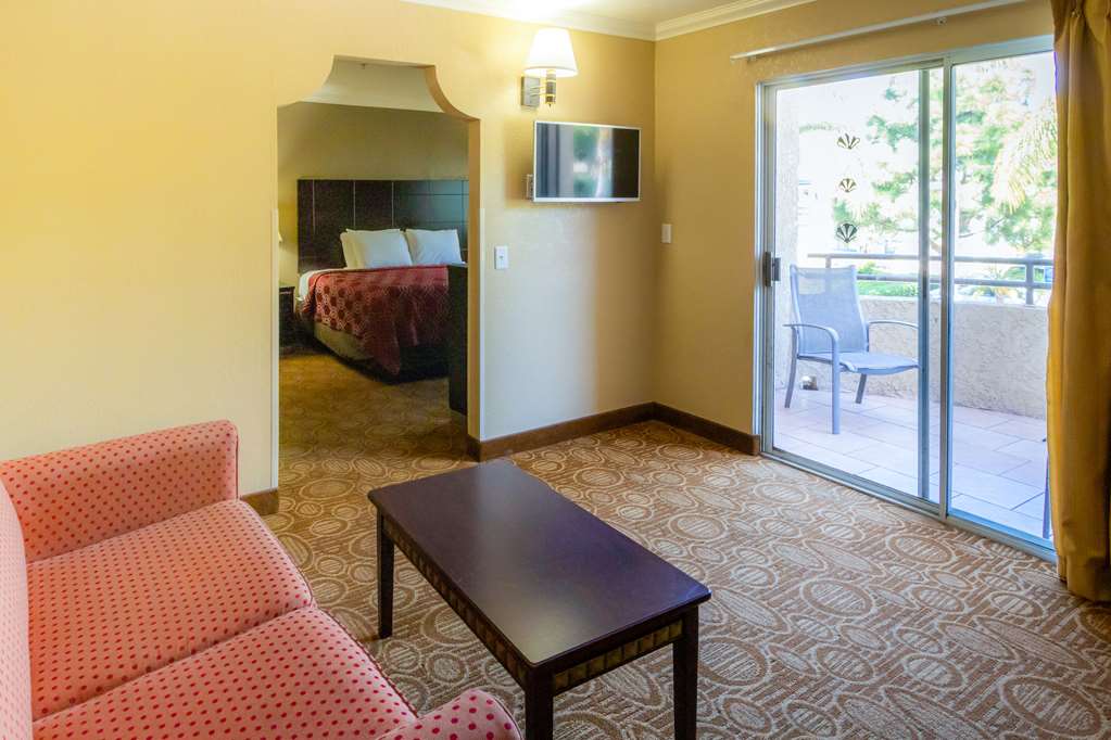 Econo Lodge Inn & Suites Fallbrook Downtown - photo 22