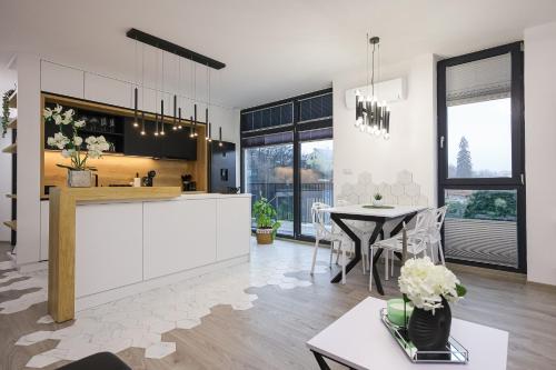 Luxury Landing 8 centrally located accomodation with private parking Targu Mures — 4-Star Luxury Hotel in Targu-Mures, Romania
