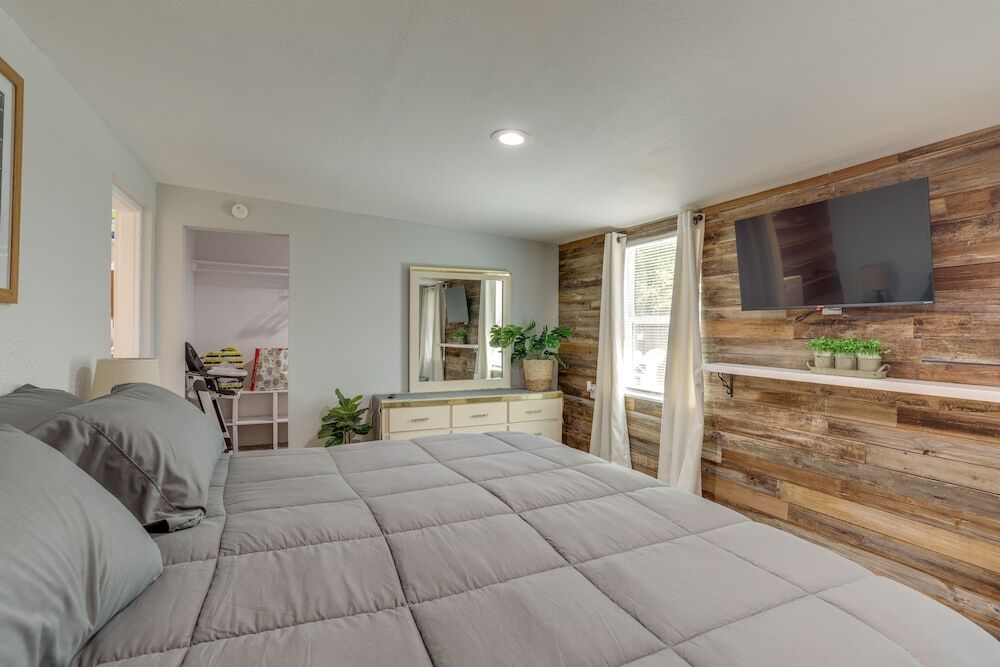 Pet friendly Largo Escape w Fire Pit — hotel in Largo