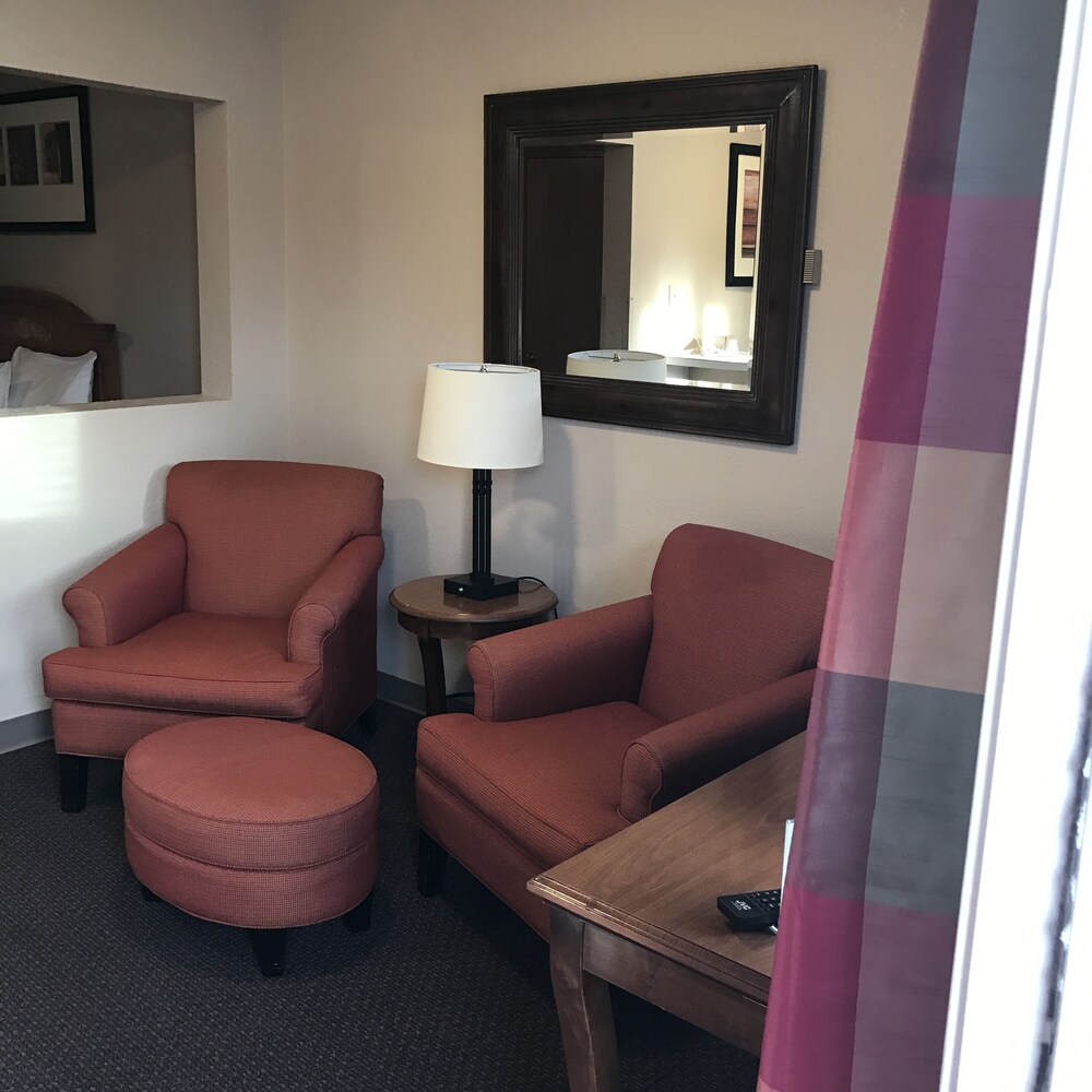 Lakeshore Inn & Suites - photo 14