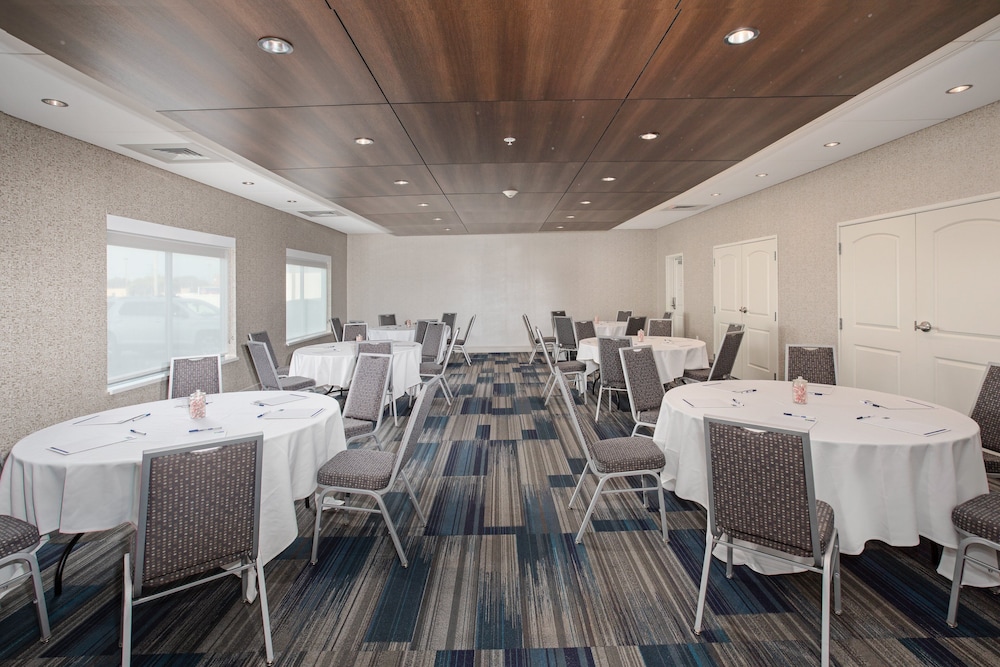 Holiday Inn Express & Suites Great Bend by IHG - photo 33