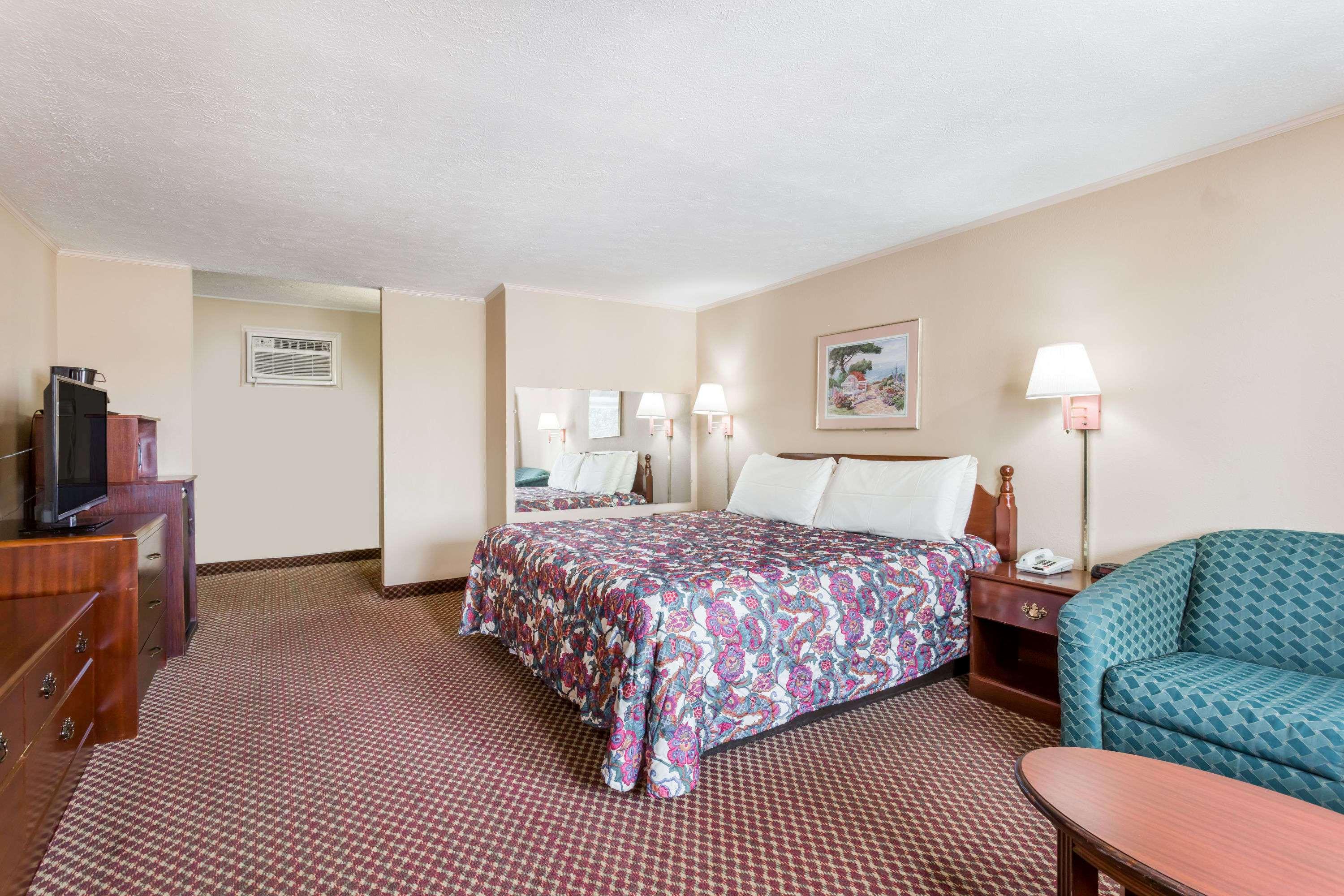 Travelodge by Wyndham Ridgeway Martinsville Area - photo 15