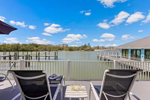 Coastal waterfront condo located in Olde Marco — 4-Star Luxury Hotel in Marco Island, United States