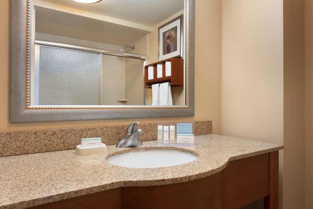Hampton Inn New York LaGuardia Airport - photo 11