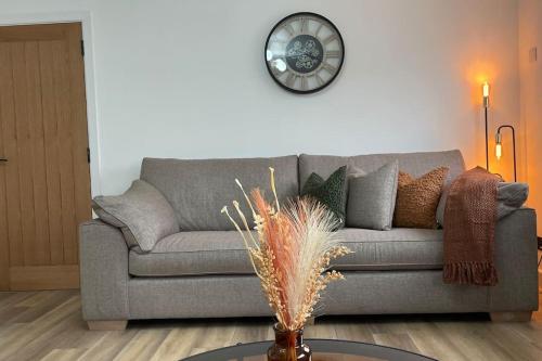 Braeview by Caithness Luxury Apartments NC500 3 Bedroom Luxury holiday home Sleeps Work teams upto 3 & holiday makers upto 5 BUDGET FRIENDLY FOR LONG STAY TRADES CONTACT US — 4-Star Luxury Hotel in Wick, United Kingdom